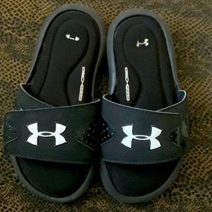 Boys size 13 under Armour soccer slides